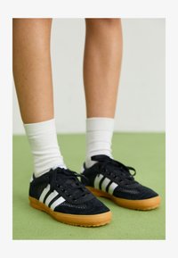 Atlasīts, core black/footwear white/crystal white
