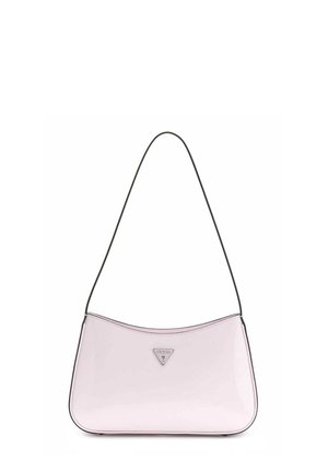 Sac d'épaule rectangulaire rose clair avec une fine sangle noire et un logo triangulaire argenté GUESS au centre avant.