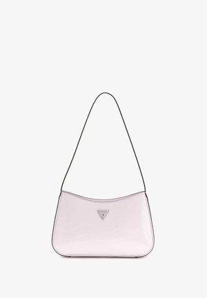 Sac d'épaule rectangulaire rose clair avec une fine sangle noire et un logo triangulaire argenté GUESS au centre avant.