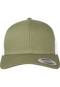 Maslinasto zelena snapback kapa s bijelom mrežicom na leđima, zaobljenim vizirima i kružnom oznakom branda sprijeda. Teksturirana tkanina i detalji šivanja.