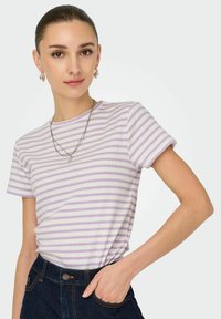 Stripet T-shirt i lys lilla og hvid, ribbet tekstur, rund hals, korte ærmer, parret med højhalsede mørk denim jeans.