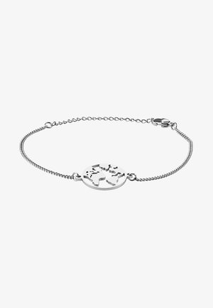 Bracelet en argent avec une chaîne délicate, comportant un charme rond gravé d'un design de carte du monde. Finition lisse et fermoir sécurisé.