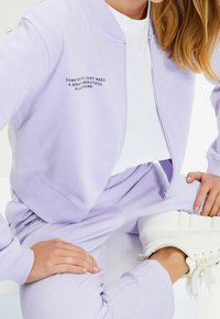 Trendyol Felpa con zip - purple
