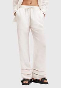 Lichte witte linnen broeken met een trekkoord in de taille, met een relaxte pasvorm, zijzakken en decoratieve kantdetails aan de zoom.
