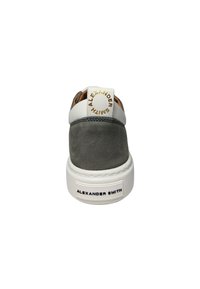 Grauer und weißer Sneaker, von hinten gesehen, mit dem Schriftzug "Alexander Smith" auf der Fersenschlaufe und der Sohle in goldener und schwarzer Schrift.