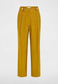 Pantalones mostaza de talle alto, con dos bolsillos frontales, pliegues y botones redondos en la cinturilla. Hechos de una tela suave.