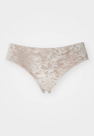 Culotte bikini in velluto con una superficie morbida e testurizzata di colore beige chiaro. Caratterizza un design a vita bassa e un taglio minimalista.