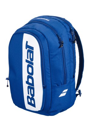 Blå Babolat sportstaske med flere lynlåse og hvidt lodret logo på frontlommen.