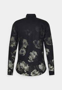 Zwart langetermijnshirt met subtiele donkergrijze rozenpatronen verspreid over de rug en mouwen, met een klassieke kraag.