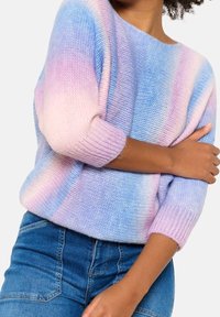 Lehký pletený svetr s růžovo-modrým ombré vzorem, širokým kulatým výstřihem, tříčtvrtečními rukávy a žebrovanými manžetami.