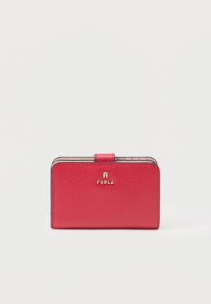 Punane Furla nahast rahakott kullast logoga ja peal kinnitusnupuga, valgel taustal.