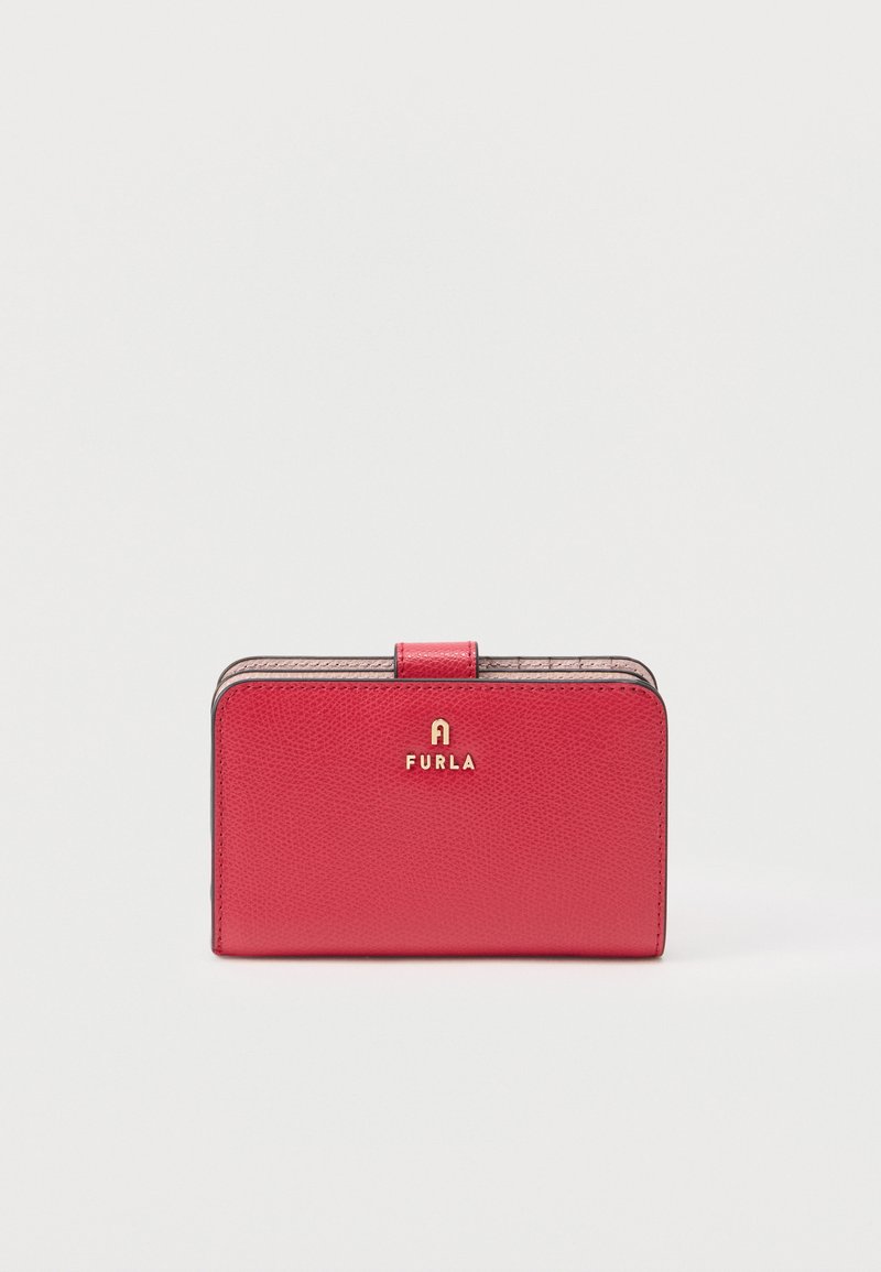 Κόκκινο δερμάτινο πορτοφόλι Furla με χρυσό λογότυπο και κούμπωμα σκραπ στο πάνω μέρος, σε απλό λευκό φόντο.