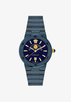 Montre bleue avec un bracelet texturé, des accents dorés, un cadran bleu étoilé, et un logo Versace avec un emblème de Méduse et un affichage de la date.