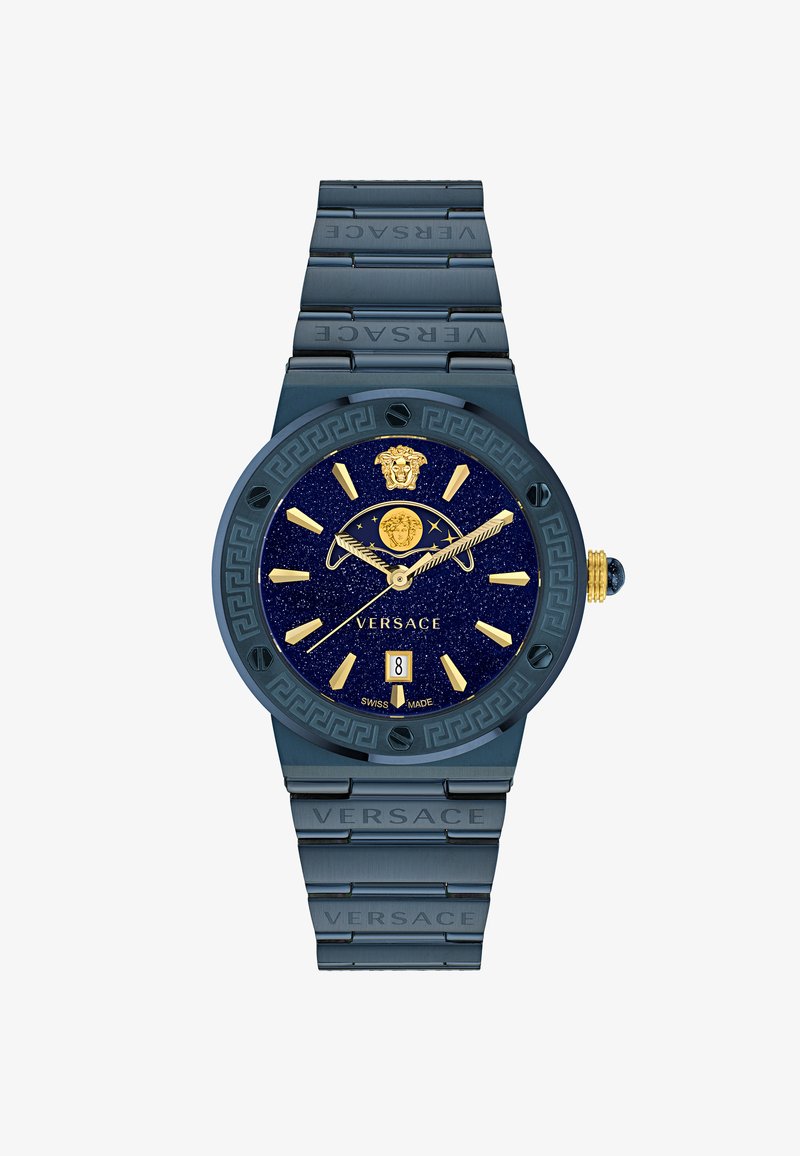 Sinine kell, millel on tekstureeritud rihm, kuldsed aktsendid, tähistaevane sinine kellasegment ning Versace logo koos Medusa embleemiga ja kuupäevanäidik.