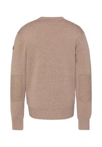 Beżowy sweter dziany z długimi rękawami, z akcentami w prążki na ramionach i mankietach, okrągłym dekoltem oraz luźnym krojem.