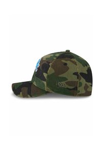 Camouflage Baseball Cap mit strukturierter Form, gebogenem Schirm, gesticktem blauen Logo und grün-braunem Camouflage-Muster.