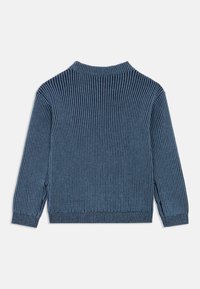 Maglione blu a coste con collo alto e maniche lunghe. Realizzato in materiale testurizzato, con un motivo uniforme su tutta la superficie.