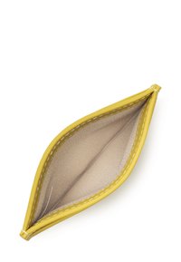 Portafoglio di pelle gialla con un'esterno liscio, forma allungata, cuciture in contrasto e un interno in tessuto beige.