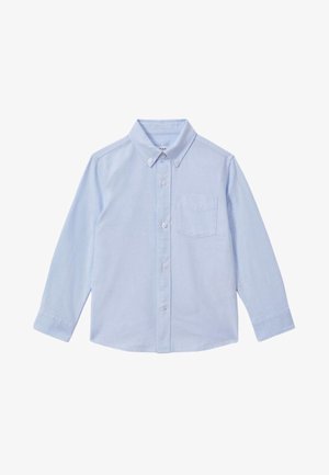 Camisa azul claro de manga larga con botones, cuello abotonado y un bolsillo en el pecho izquierdo.