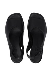 Schwarze Leder-Sandalen mit quadratischer Zehenpartie, offenen Seiten und einem Knöchelriemen mit Schnalle für einen sicheren Sitz. Keine Muster vorhanden.