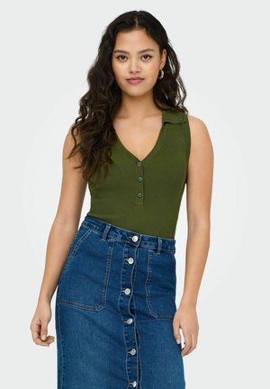 Olijfgroene geribbelde tanktop met een V-hals en knoopsluiting, gecombineerd met een blauwe denim midi-rok met hetelijnenknopen en zakken.