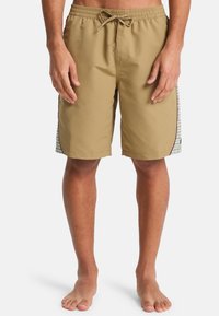 Ανοιχτό καφέ μαγιό βερμούδα με ελαστική μέση, ρυθμιζόμενο κορδόνι και πλαϊνές λωρίδες με πράσινο καρό μοτίβο.