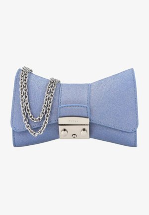 Blauwe stoffen handtas in de vorm van een strik, met een zilveren kettingriem en een metalen sluiting met de merknaam. Glad materiaal met subtiele details.