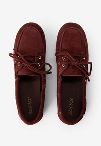 Burgunderfarbene Wildlederschuhe mit niedrigem Profil, runder Zehenform und Schnürdesign. Verfügt über silberne Ösen und texturierte Einlegesohlen mit Branding.