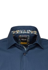 Camicia blu navy con pois bianchi e un motivo floreale all'interno del colletto. Presenta un design con bottoni e una vestibilità moderna.
