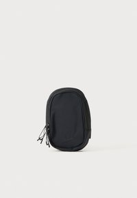 Zaino in nylon nero dalla forma arrotondata, con due scomparti con zip e un discreto logo Nike dello stesso colore.