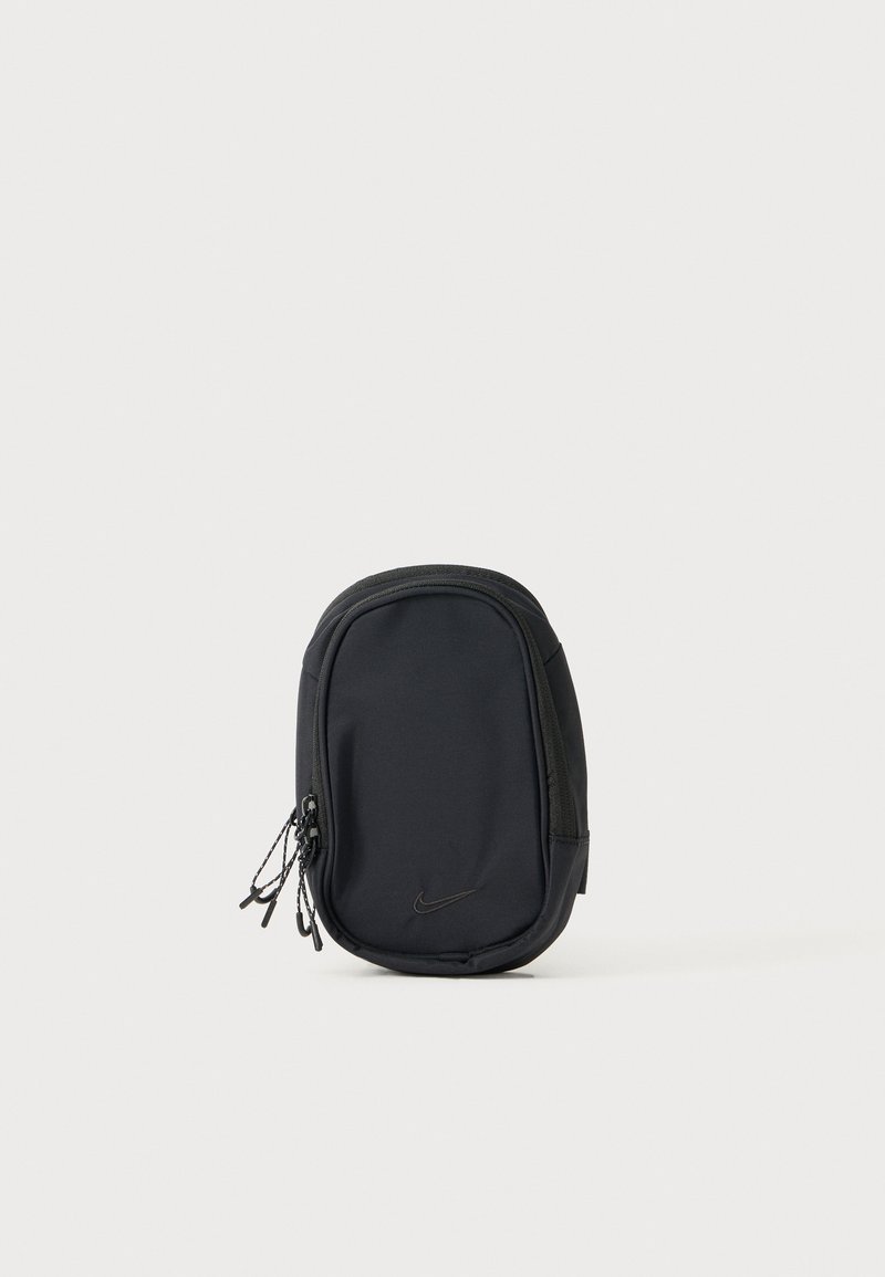 Zaino in nylon nero dalla forma arrotondata, con due scomparti con zip e un discreto logo Nike dello stesso colore.