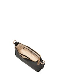 Borsa in pelle nera con una superficie liscia, chiusura con zip e hardware dorato. L'interno presenta una fodera beige e tasche organizzative.