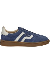 Blaue Wildledersneaker mit weißen Akzenten und Logo, ausgestattet mit einer strukturierten Gummisohle und kontrastierendem hellbraunem Innenfutter. Schnürdesign.