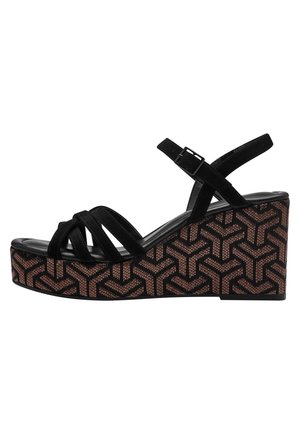 Sandales compensées en daim noir avec une plateforme à motif géométrique. Comprend des lanières croisées et une boucle réglable à la cheville pour un ajustement sécurisé.