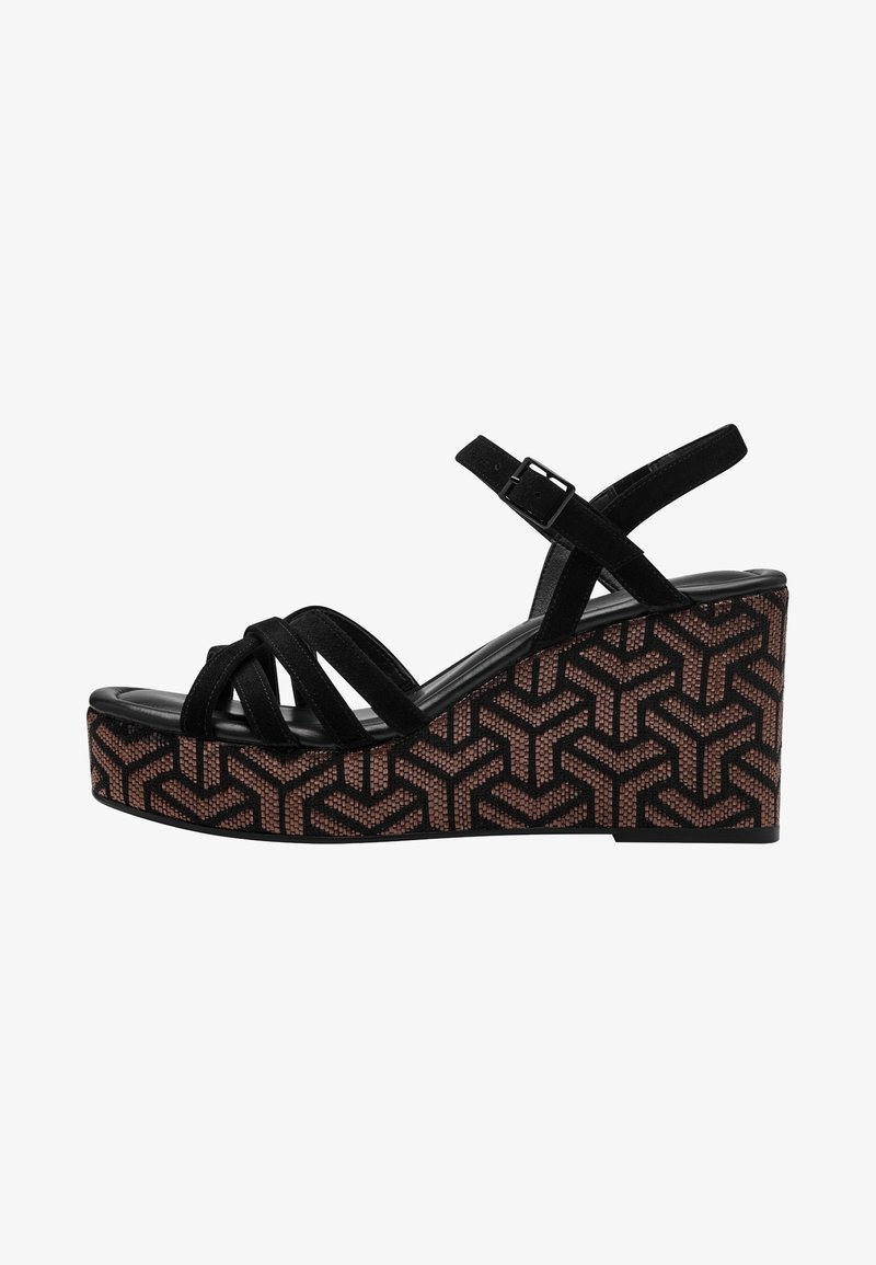 Sandali wedge neri in suede con una piattaforma a motivo geometrico. Presentano cinture incrociate e una fibbia regolabile alla caviglia per una vestibilità sicura.