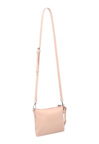 Rosa läder crossbody-väska med justerbar rem, rektangulär form, slät yta och silverdetaljer. Minimalistisk design.