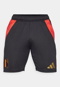 Pantaloni sportivi neri da uomo con pannelli laterali rossi, logo Adidas dorato e stemma della nazionale belga caratterizzato da strisce nere, gialle e rosse.