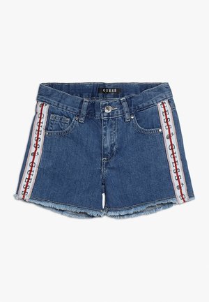 Szorty dżinsowe z postrzępionym brzegiem, w niebieskim odcieniu, z przednimi kieszeniami i bocznymi paskami w kolorze czerwonym i białym z logo "GUESS".