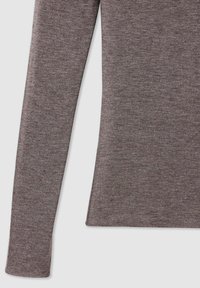 Maglietta a maniche lunghe in knit marrone, con una texture liscia, caratterizzata da un collo rotondo e un orlo dritto. Cuciture visibili sui polsini.