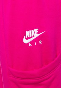 Felpa Nike di colore fucsia con logo "Nike Air" ricamato in bianco e tasca anteriore con dettagli di doppia cucitura. Tessuto morbido, design sportivo.