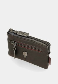 Cartera de cuero marrón con una superficie texturada, que cuenta con un compartimento con cremallera, anilla para llaves y acentos de metal. Diseño compacto.