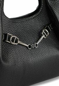 Borsa a mano in pelle nera con finitura texturizzata, robusta ferramenta argentata e manico ad anello. Cuciture dettagliate ne accentuano la forma.