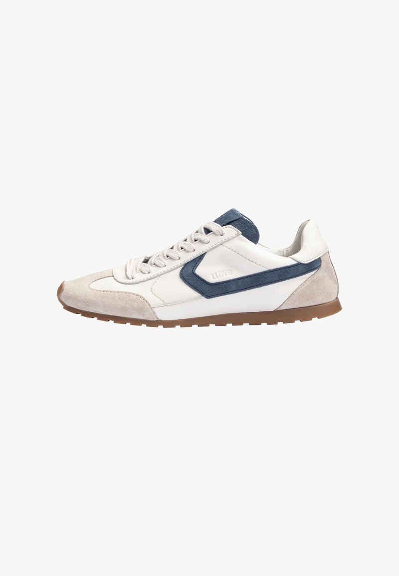 Chaussure de sport blanche et bleue en cuir et daim, avec un bout arrondi, un design à lacets, et une semelle en caoutchouc marron.