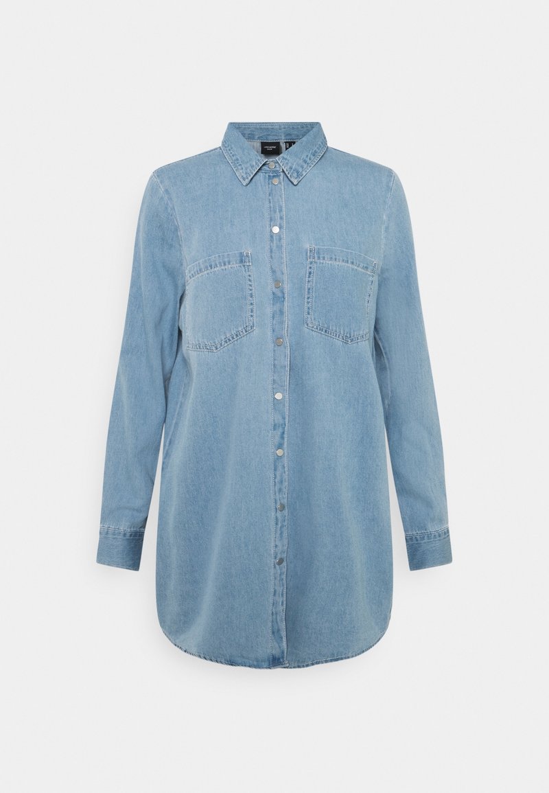 Robe-chemise en denim bleu clair à manches longues, col pointu, fermeture par boutons, deux poches poitrine et ourlet arrondi.