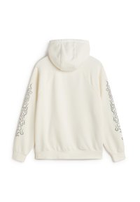 Sudadera crema con capucha ajustable, puños y dobladillo acanalados, que presenta un patrón gráfico texturizado en plata a lo largo de la manga izquierda.