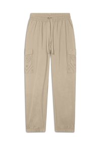 Pantaloni cargo beige con elastico in vita e cordoncino, dotati di due tasche laterali e motivi decorativi perforati sulla tasca sinistra.