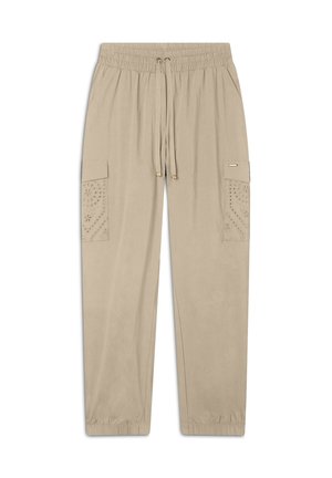 Pantaloni cargo beige con elastico in vita e cordoncino, dotati di due tasche laterali e motivi decorativi perforati sulla tasca sinistra.