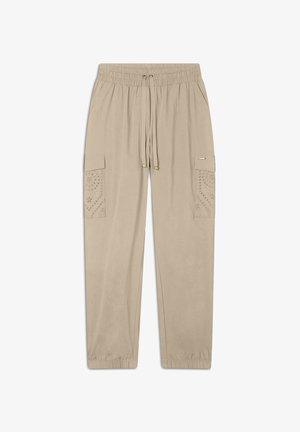 Pantalones cargo beige con cintura elástica y cordón, que cuentan con dos bolsillos laterales y diseños perforados decorativos en el bolsillo izquierdo.