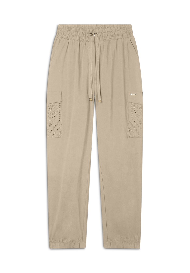 Pantaloni cargo beige con elastico in vita e cordoncino, dotati di due tasche laterali e motivi decorativi perforati sulla tasca sinistra.