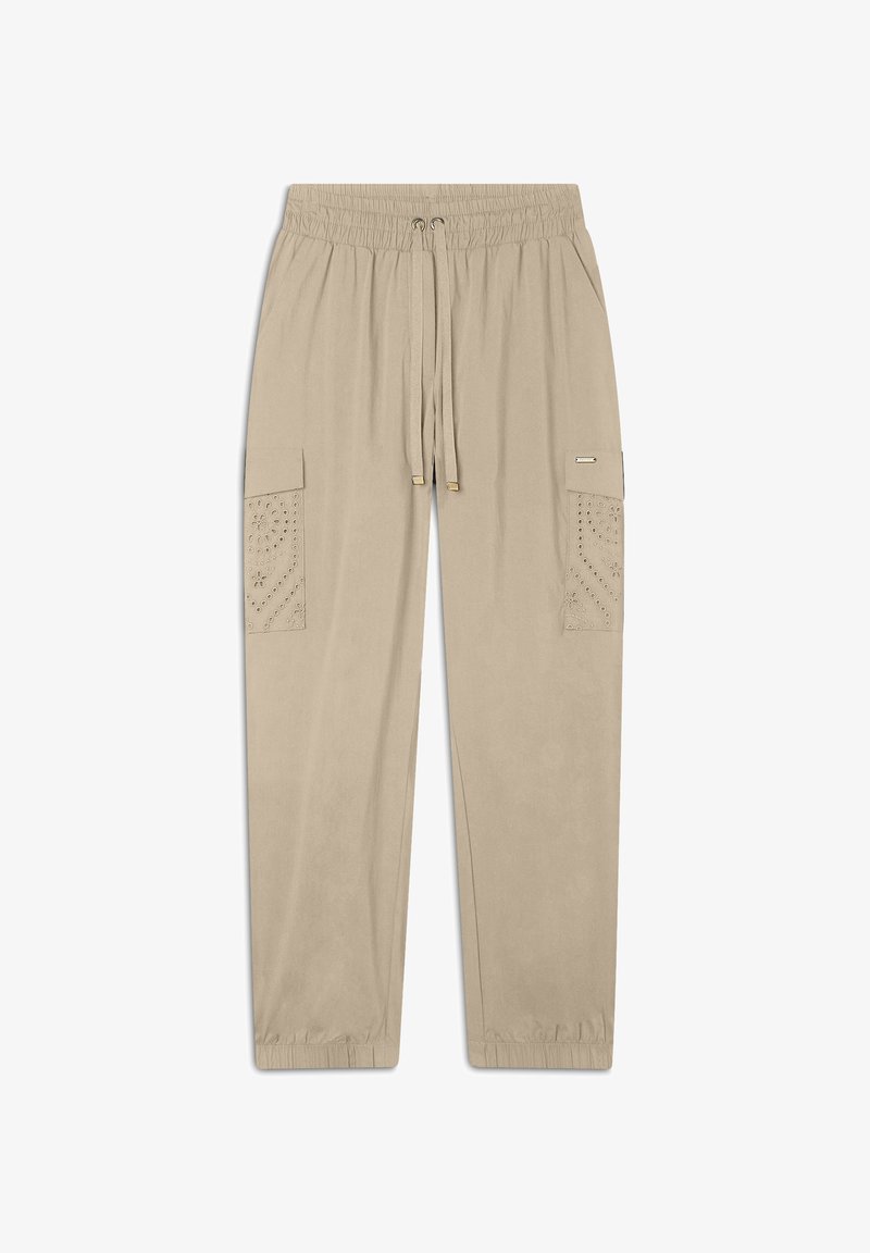 Pantaloni cargo beige con elastico in vita e cordoncino, dotati di due tasche laterali e motivi decorativi perforati sulla tasca sinistra.